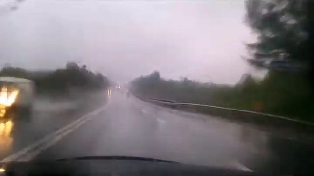 Еле ушел на обочину (0,50-1.05 sec).flv смотреть онлайн