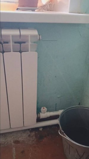 Не греет радиатор отопления. Воздуха нет. Пытаемся завести тёплую воду в батарею, не продавливает!