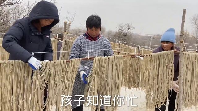 家里每天做粉条，大妮忽略了闺女和两个孩子，妹妹一番话赶紧进城 смотреть онлайн