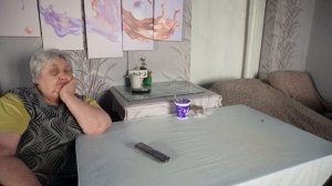 Чем маме прокормить не работающего 40-ка летнего сына на пенсию показываю как он ест курицу и сливки