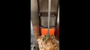 Процесс нанизывания , жарки и обрезки мяса для шаурмы