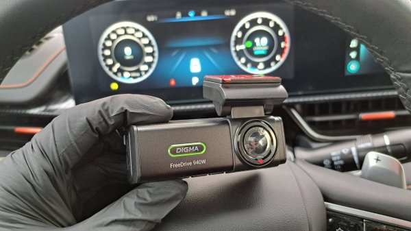 Видеорегистратор Digma FreeDrive 940W