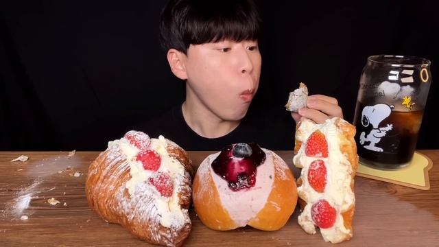 SUB) 노티드 베이커리 먹방 mukbang asmr 노티드에서 이번엔 도넛이 아닌 빵들을 가져왔어요!! 크로와상, 크로플, 소금빵 등등 맛있는게 너무 많아😛 смотреть онлайн
