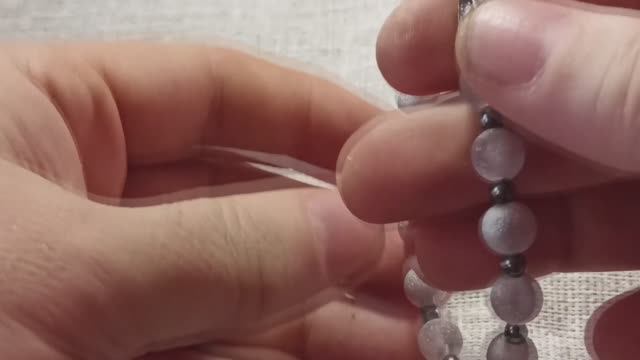 Браслет с руной феху и камнями дымчатый кварц и гематит смотреть онлайн