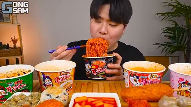 АСМР ПОЛНО ЕДЫ ASMR MUKBANG FIRE Noodle & HOT DOG & GIMBAP EATING SOUND! смотреть онлайн