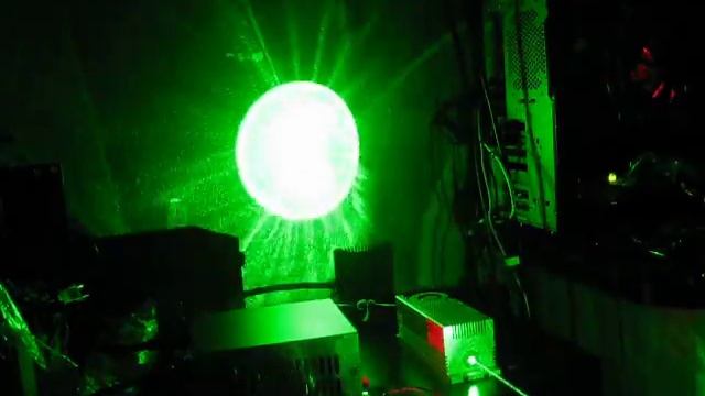 500mW Viasho 532nm Green Lab Laser burning through a DVD disk смотреть онлайн