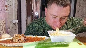 мукбанг/обжор/Доширак и свиной язык в томатном соусе/