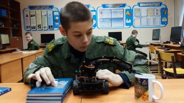 робот кладет сахар в чай смотреть онлайн