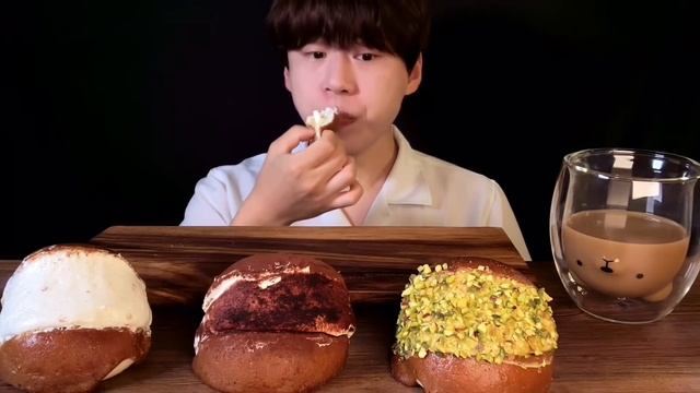 SUB)오브코하우스 크림번 먹방 ASMR 🧁크림 가~득 ☕️커피향 가~득 CREAM BUNS MUKBANG смотреть онлайн