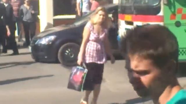 Девушка не может проехать ямку. смотреть онлайн