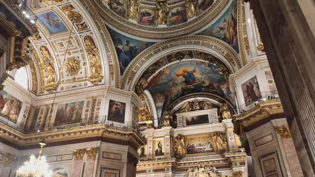 В Исаакиевском соборе в Санкт-Петербурге. смотреть онлайн