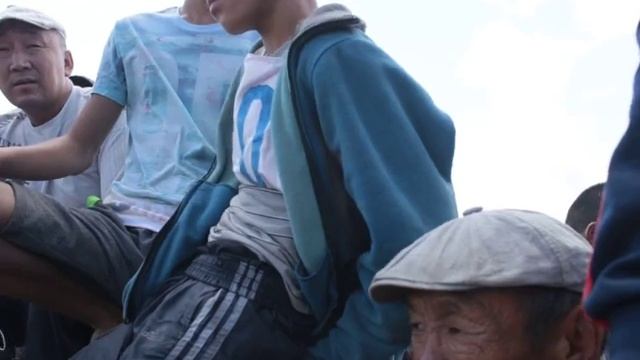 Неподстроенная встреча главы Тувы Кара-оола с табунщиками на старте конных скачек смотреть онлайн