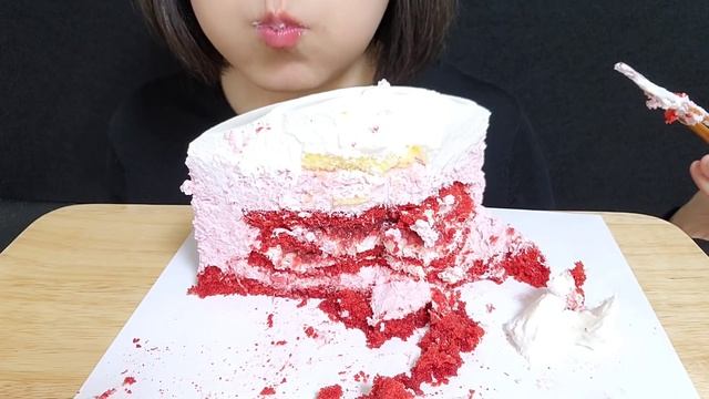 파리바게뜨 딸기라떼 케이크 먹방 Strawberry Latte Cake MUKBANG смотреть онлайн