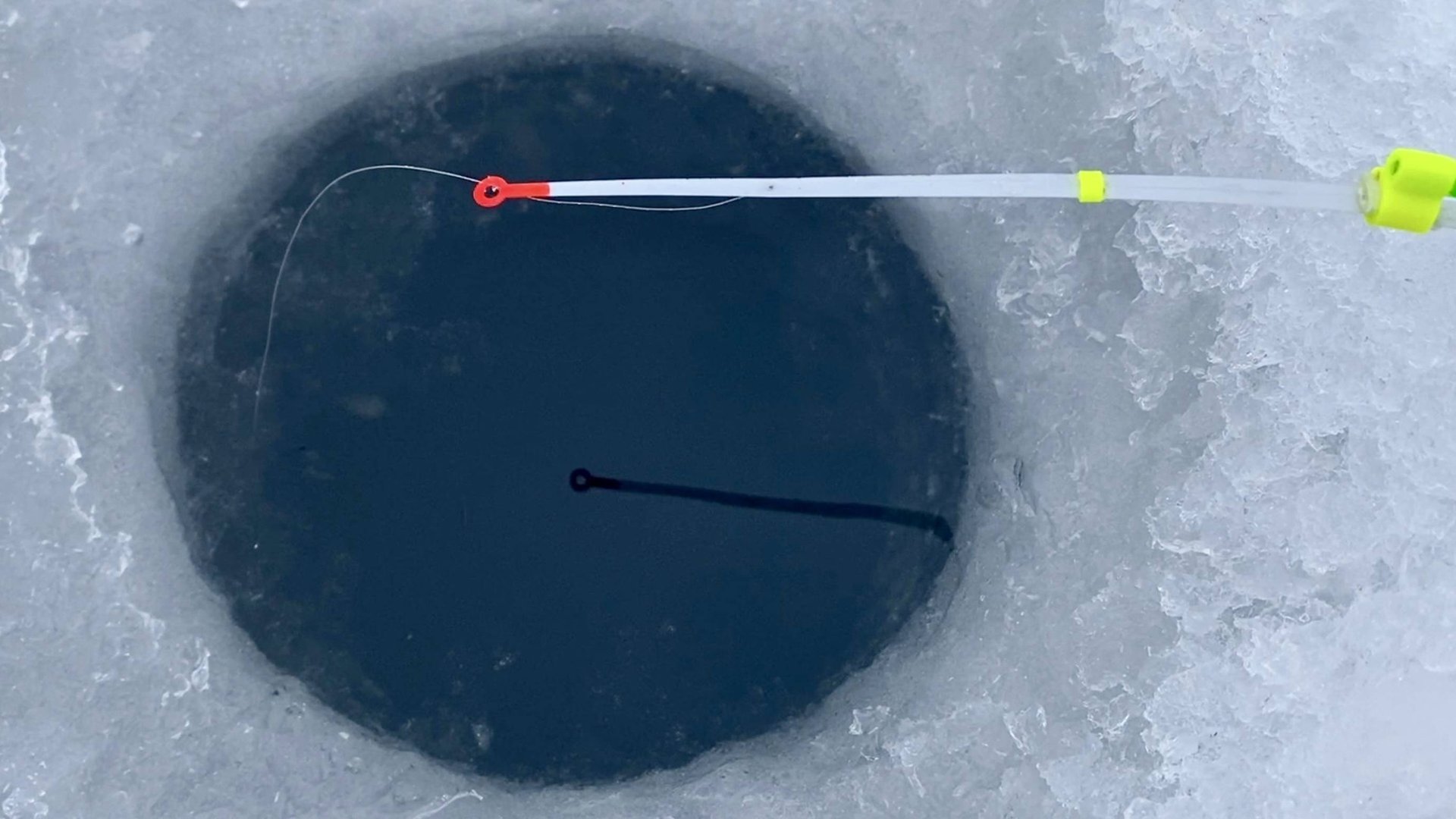 ПОДНЯЛО КИВОК в РУСЛЕ...ПОЛНЫЙ ЯЩИК РЫБЫ! Крупняк на реке. Первый лёд смотреть онлайн