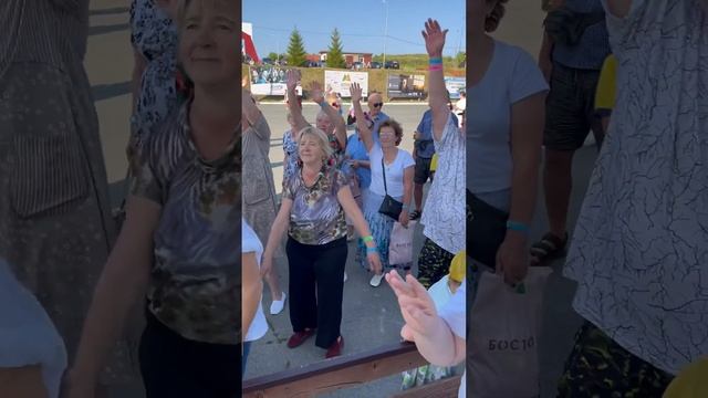 Громко и дружно распеваемся перед выходом на сцену ))) Влад Агафонов и группа Мишель - Лебеди смотреть онлайн