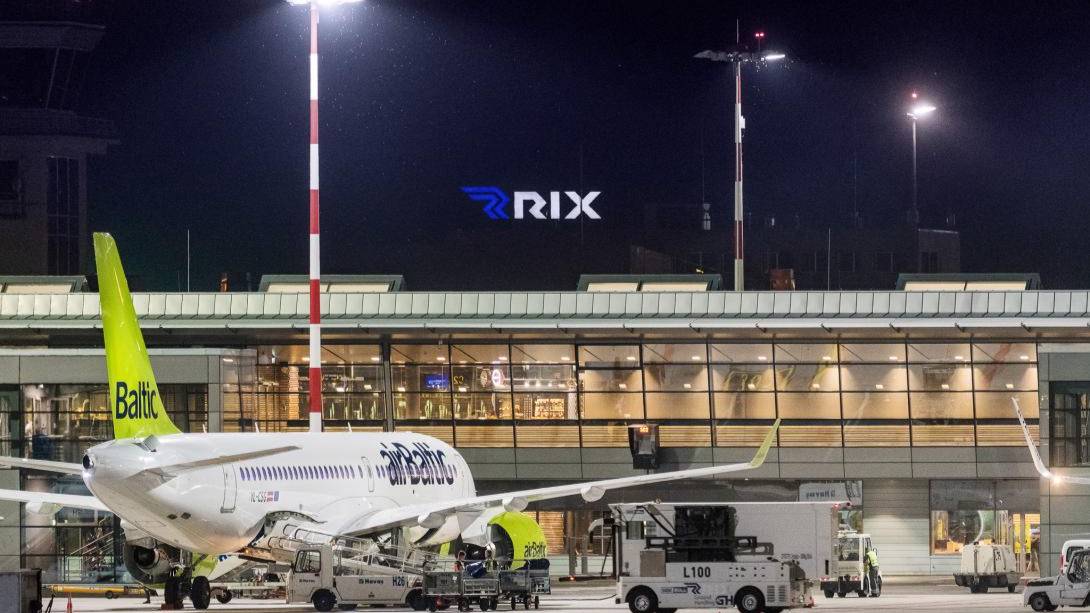 Прекрасный украшенный к Рождеству и новому году аэропорт в Риге, Латвия. смотреть онлайн