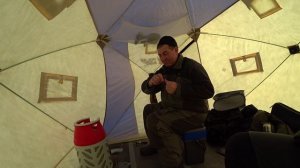 С УМА МОЖНО СОЙТИ СКОЛЬКО РЫБЫ СОБРАЛИ ПОД ЛУНКАМИ! ТЫСЯЧИ РЫБ ПЛАВАЕТ!