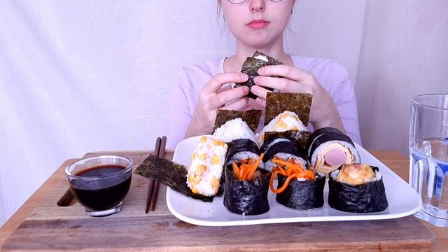 МУКБАНГ Кимпаб онигири АСМР | MUKBANG Gimbap onigiri ASMR смотреть онлайн