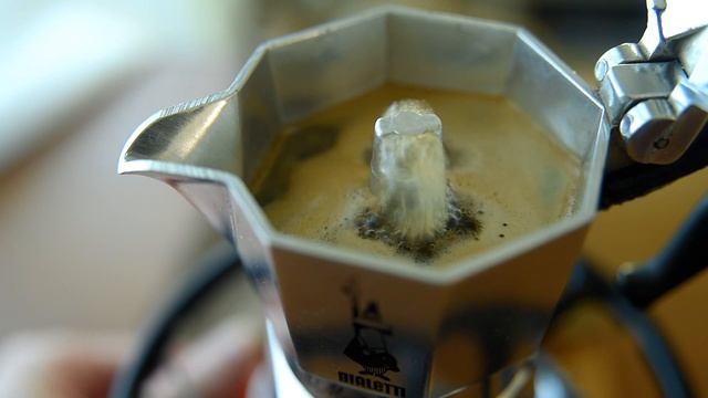 Homemade Iced Caffe Mocha Latte with a Moka Pot∣ 用摩卡壺做冰摩卡拿鐵 смотреть онлайн