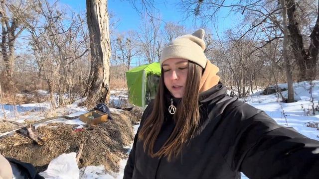 НАШ ПЕРВЫЙ ВЛОГ! ОТДЫХ НА РЕЧКЕ В ЯНВАРЕ / ГОТОВИМ КОПЧЕНОСТИ В КАЗАНЕ / КЕМПИНГ В ПРИМОРСКОМ КРАЕ смотреть онлайн