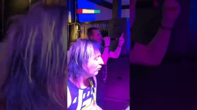 Год назад в это время… Кто отгадает, какой у нас завтра праздник? Группа Мишель и Комиссар - Дрянь смотреть онлайн