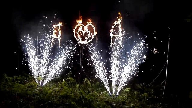 Красивый фейерверк с огненными инициалами и сердцами на свадьбе! смотреть онлайн