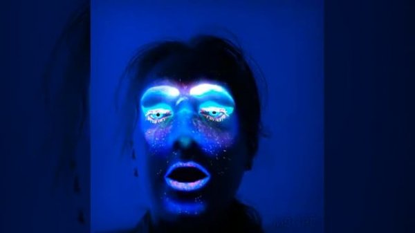 синий. человек