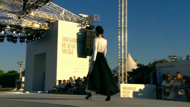 Московская неделя моды. Показ бренда Fiori Dress Code. Режиссер-постановщик показа Оксана Румянцева смотреть онлайн
