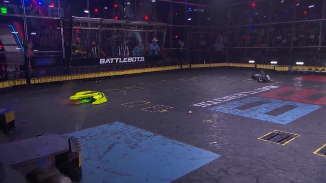 CLOSE FIGHT LEAVES ONE BOT IMMOBILISED! | Valkyrie vs blade | BattleBots смотреть онлайн