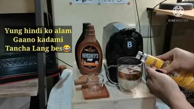 ICED VANILLA CARAMEL CHOCO LATTE with SEASALT CREAM x B Coffee Co смотреть онлайн