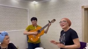 "Тамаша той думанмен таң атырса",  Медет пен Клараның орындауында.