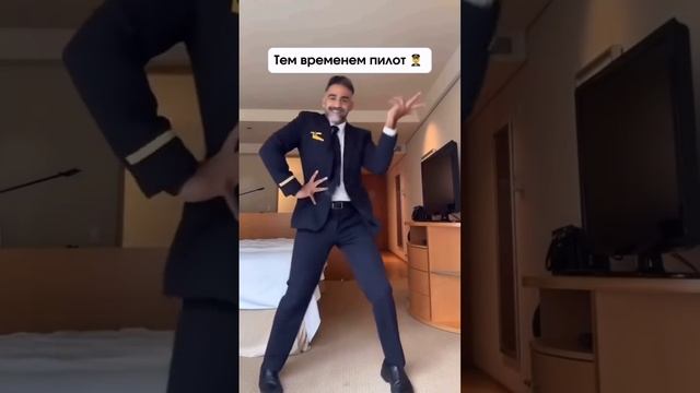 Сижу в аэропорту и не могу понять, почему мой самолёт задерживается 🤣 смотреть онлайн