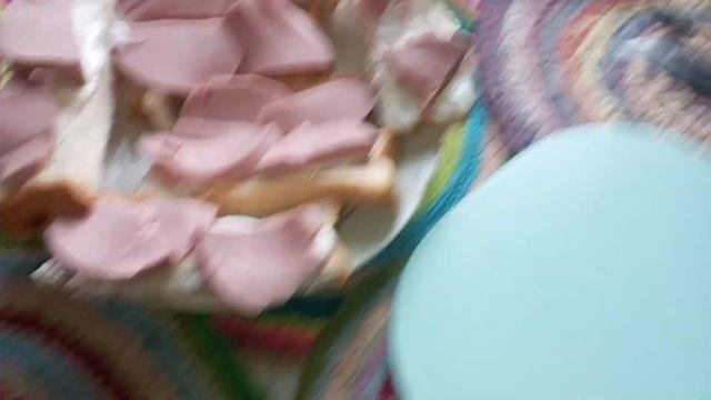 готовим(бутерброды с мазиком и колбасой,и делаем чай❤).Влог😚😚😚#vlog #влог смотреть онлайн