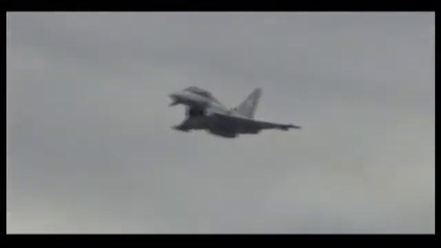 EUROFIGHTER TYPHOON F2 DISPLAY - RAF FAIRFORD - 2010 смотреть онлайн