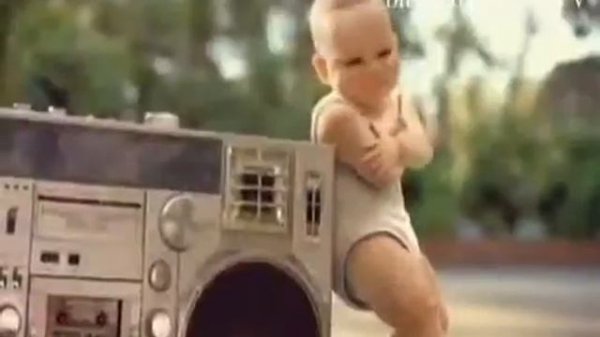 Дети танцуют на роликах