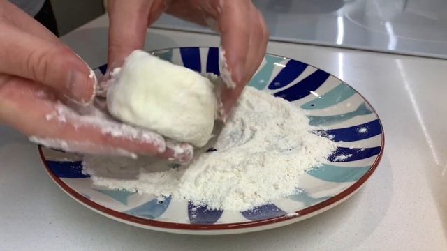 Сирники з чорносливом - Рецепт приготування смачних сирників на сніданок із начинкою всередині смотреть онлайн