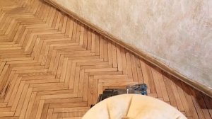 Циклевка запущенного паркета.