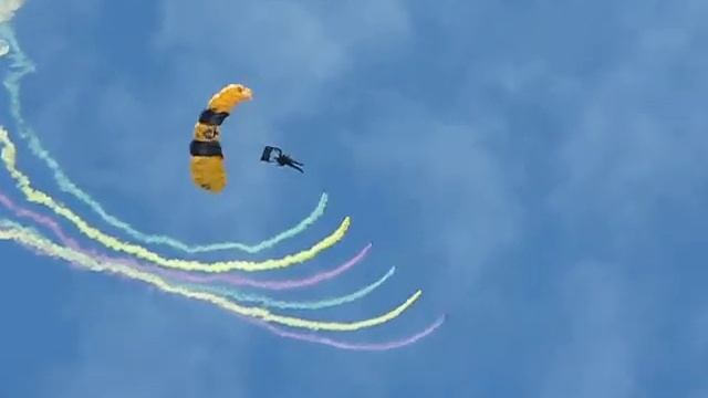 US Army Golden Knight parachutes trailing smoke-chain at Scott Air Show смотреть онлайн