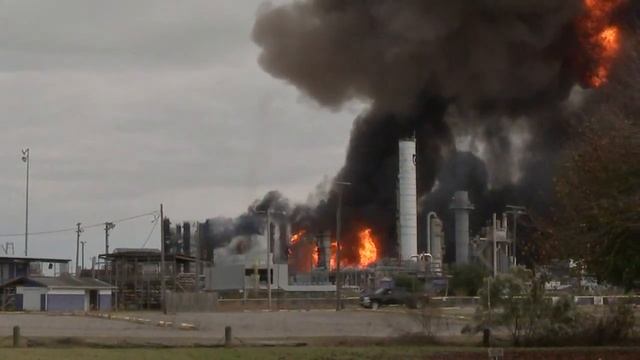 WATCH: Second Port Neches explosion sends debris into the air смотреть онлайн