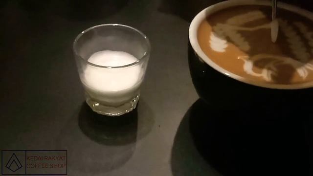 Dolphin Latte Art (チュートリアル) смотреть онлайн