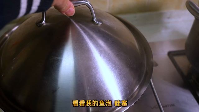【超小厨】120元4斤鱼泡，做“鱼杂酸菜火锅”，4斤凉皮配着吃，安逸！ смотреть онлайн