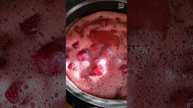 Варю клубнику в мультиварке | Объединение | часть 2 | 1кг клубники 1 кг сахара и варенье готово 🍓 смотреть онлайн