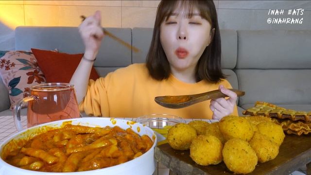 신전떡볶이 신메뉴🌶🌶신전로제떡볶이와 크림치즈볼, 오징어튀김, 와플기계로 만든 어묵 먹방 Rose Tteokbokki, cheese ball, fries MUKBANGㅣASMR смотреть онлайн