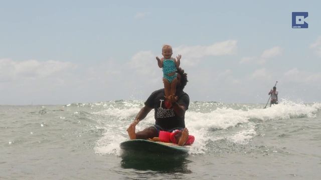 Father And Baby Daughter Go Tandem Surfing смотреть онлайн