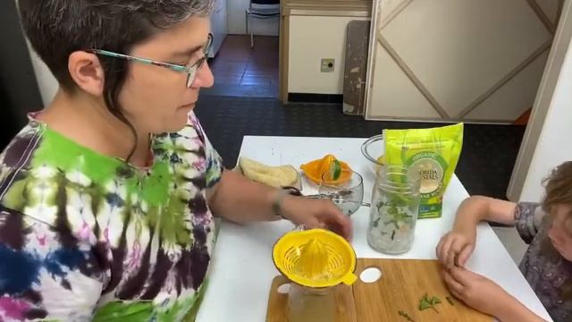 Let’s make some cold drinks for hot days! 4 Mocktails 🍹 смотреть онлайн