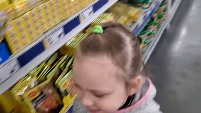 24 ЧАСА МАЛЕНЬКОЕ Против БОЛЬШОГО ЧЕЛЛЕНДЖ MAXI VS mini CHALLENGE Лика VS Милана смотреть онлайн