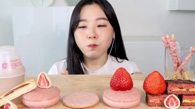 ASMR CVS Strawberry Chocolate Mukbang 딸기디저트 딸기과자 먹방 🍓 편의점과 마트에서 딸기초콜릿 파티 Convenience Store Dessert смотреть онлайн