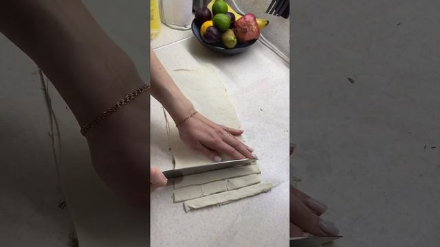 Хрустящие, слоенные палочки с сыром и зеленью🩵 #рецепты #закуска смотреть онлайн