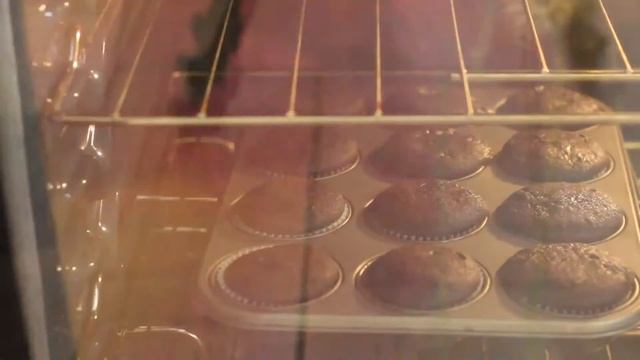 How to Make Mocha Cupcakes with Coffee Swiss Meringue Buttercream смотреть онлайн