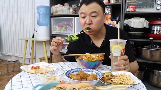 阿强吃外卖大餐，家常豆腐、西红柿炒鸡蛋，盖米饭吃超级过瘾【cram阿强】